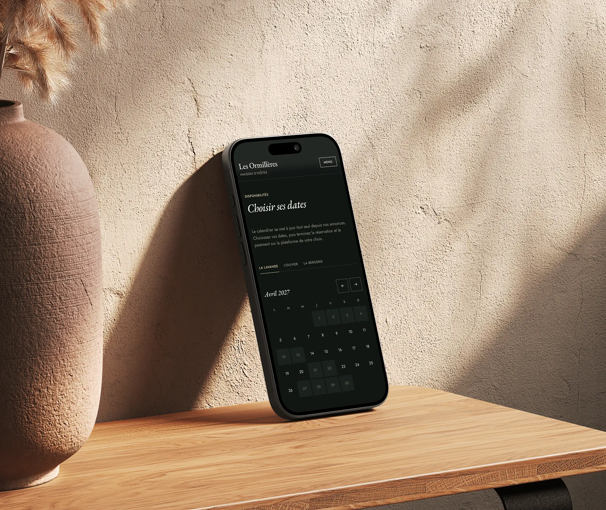 Calendrier des disponibilités sur un téléphone posé contre un mur
