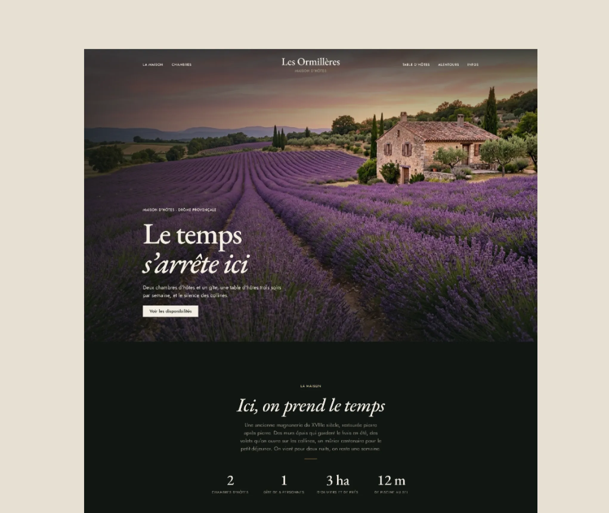 Page d’accueil du site avec un champ de lavande et la maison en pierre