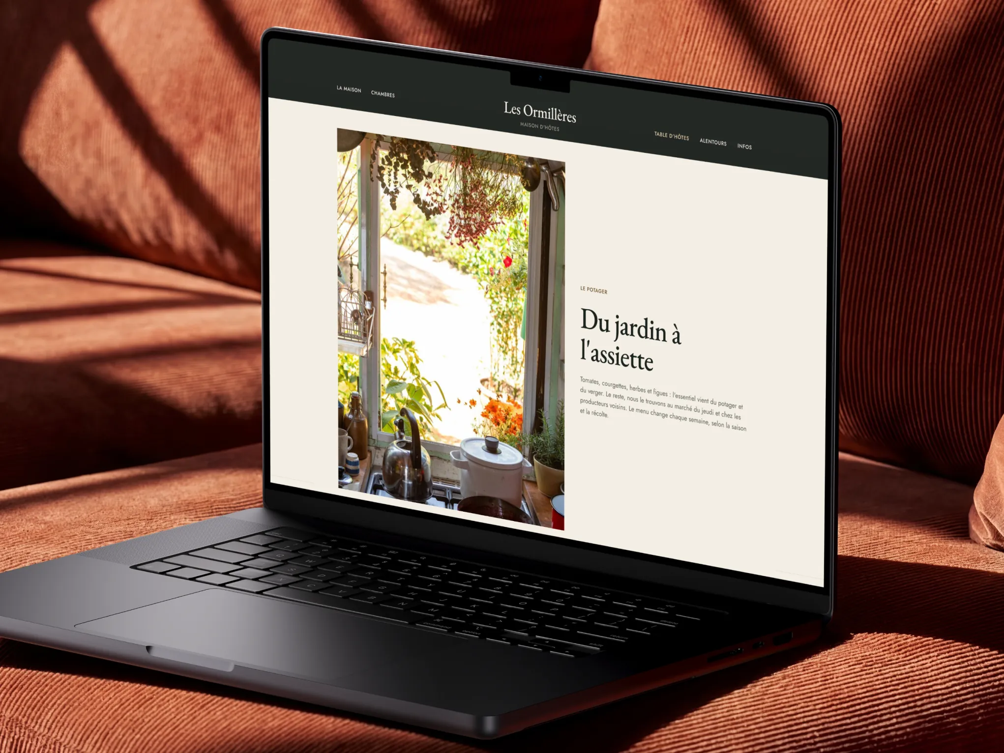 Page table d’hôtes du site sur un ordinateur portable posé sur un canapé