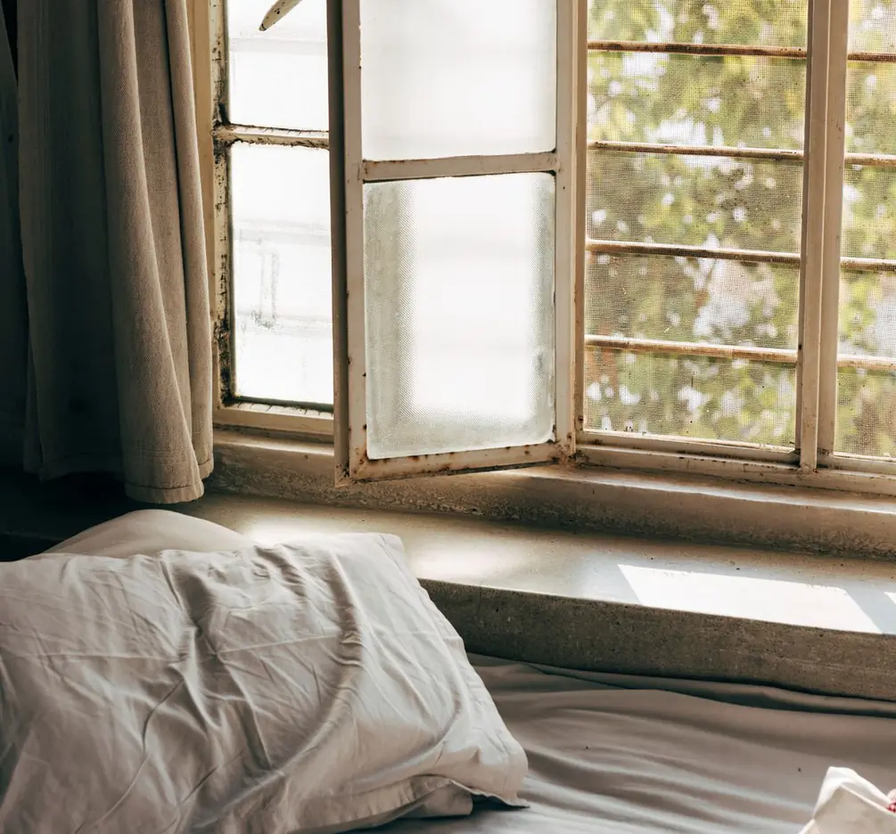 Chambre aux draps de lin dans la lumière du matin
