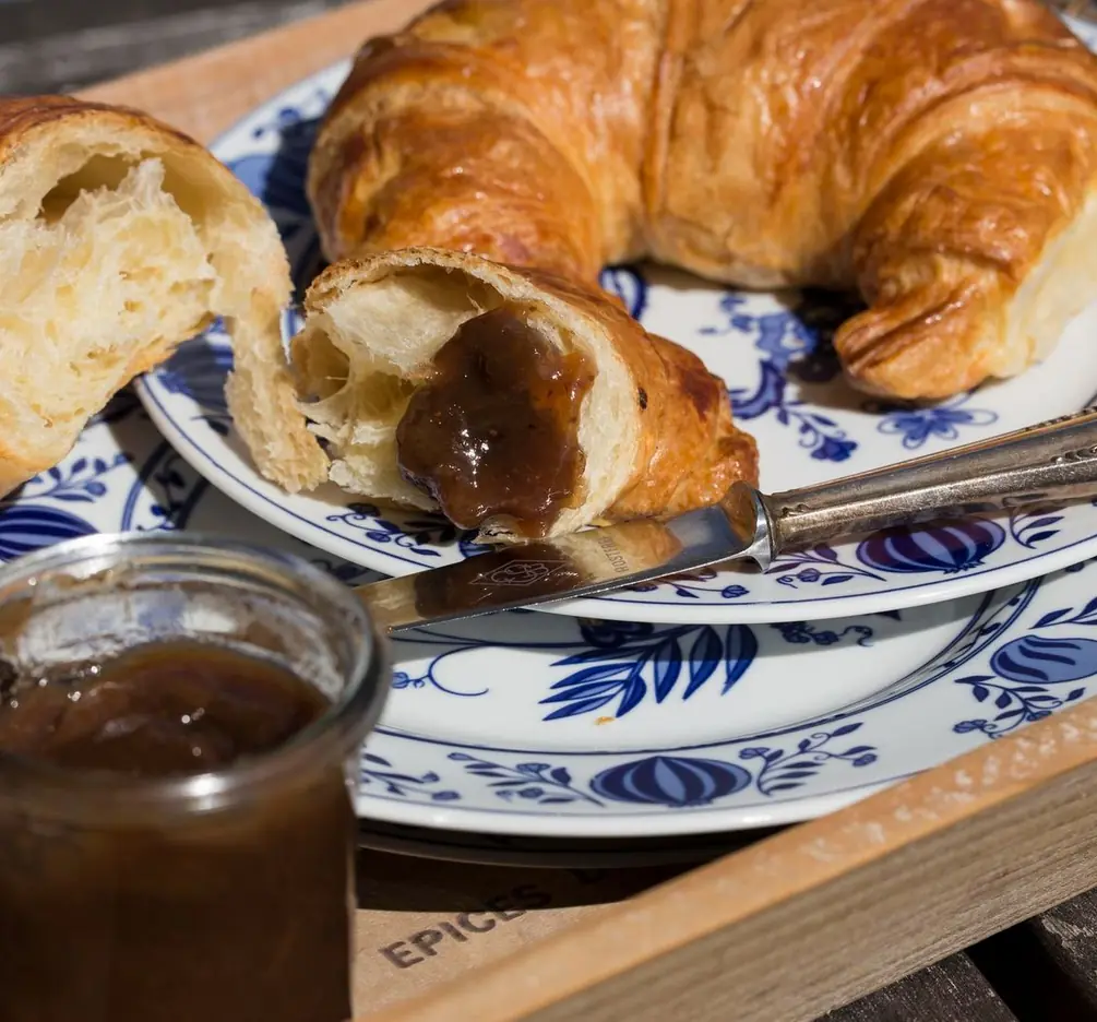 Petit-déjeuner avec croissants et confiture maison