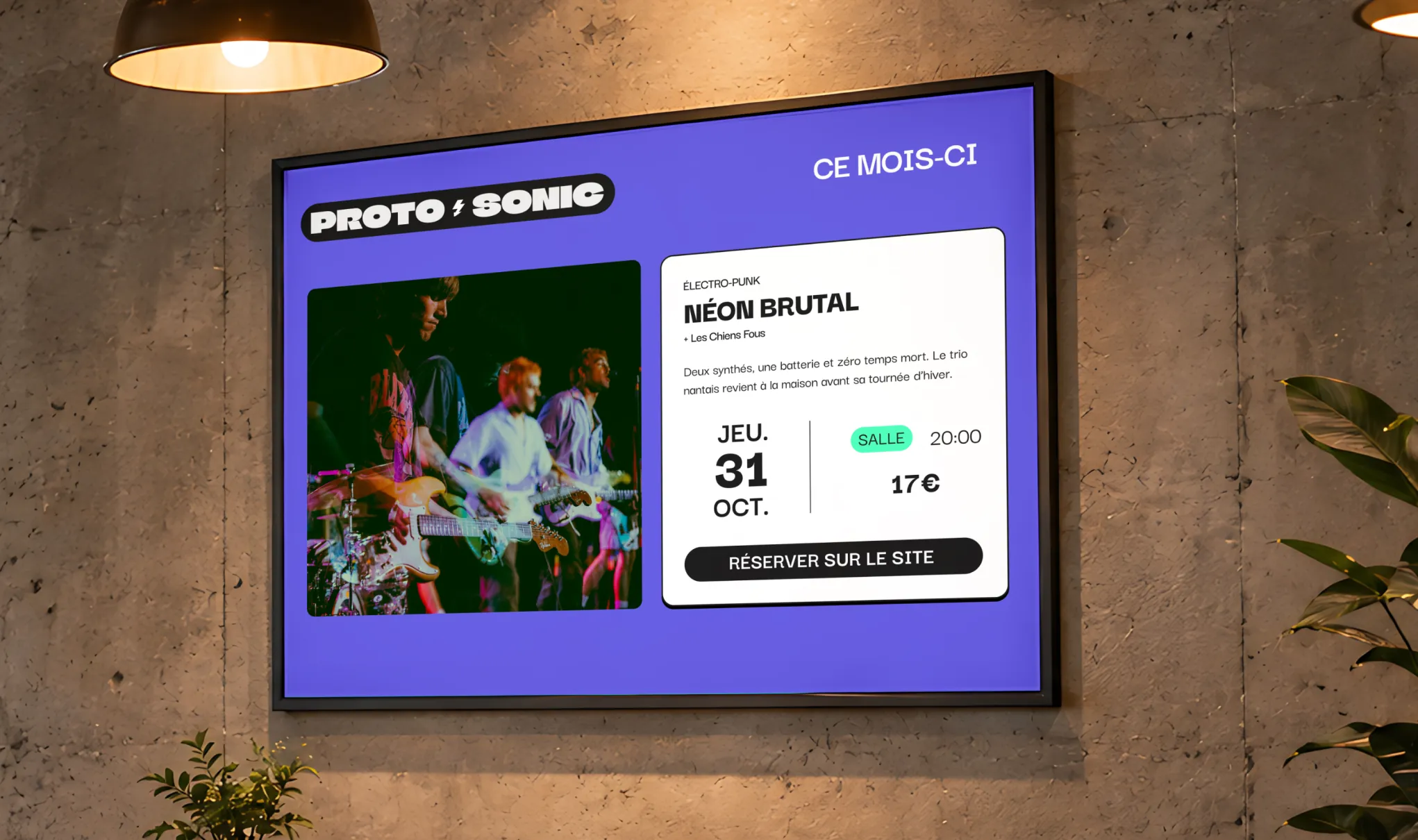Écran fixé au mur du bar qui affiche les prochains concerts