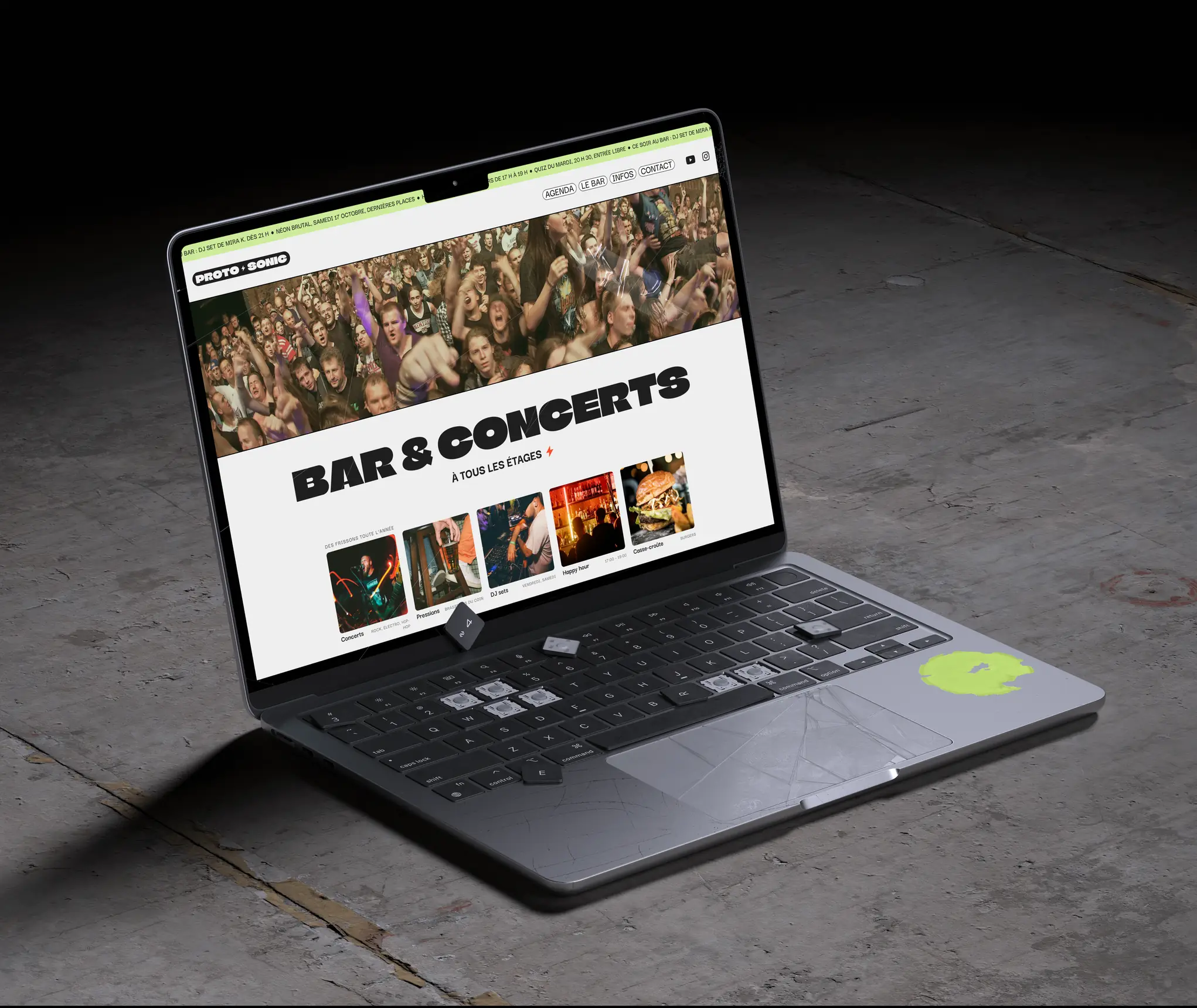 Page d’accueil du site Protosonic sur un ordinateur portable posé au sol