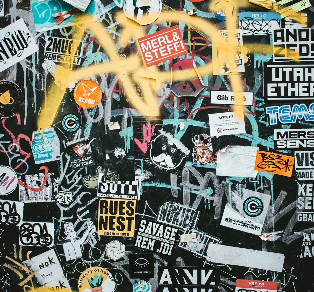 Mur couvert de stickers et de graffitis