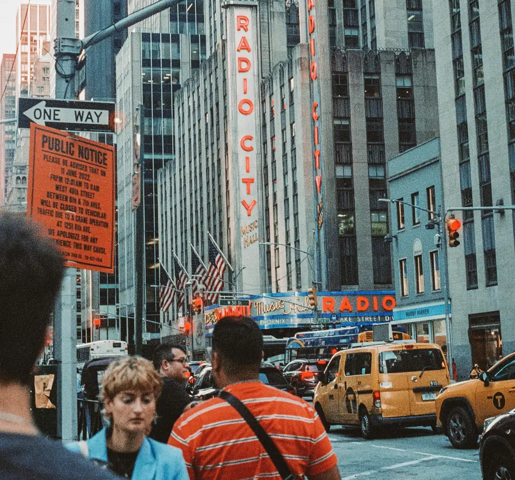 Rue animée de New York au pied du Radio City Music Hall
