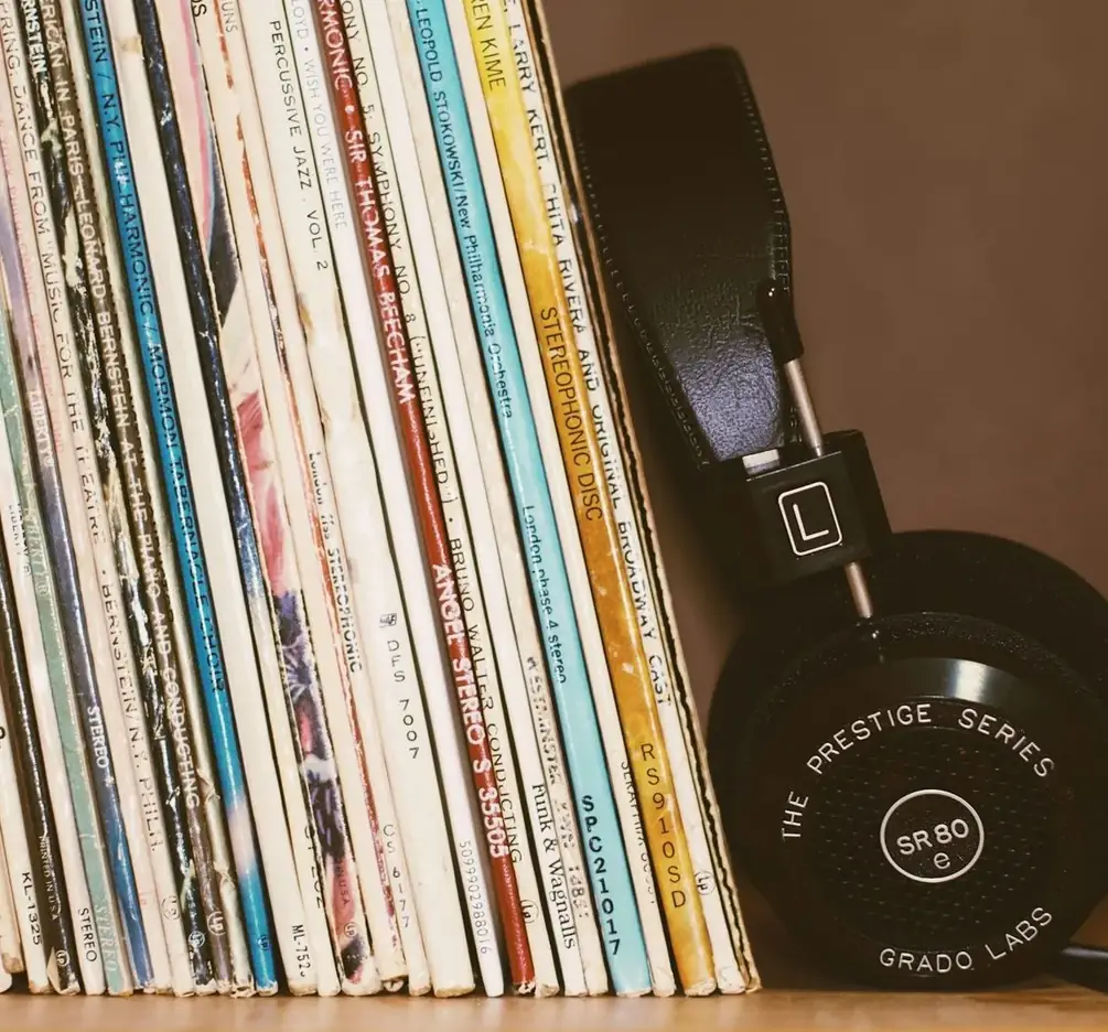 Disques vinyles et casque audio posés sur une étagère